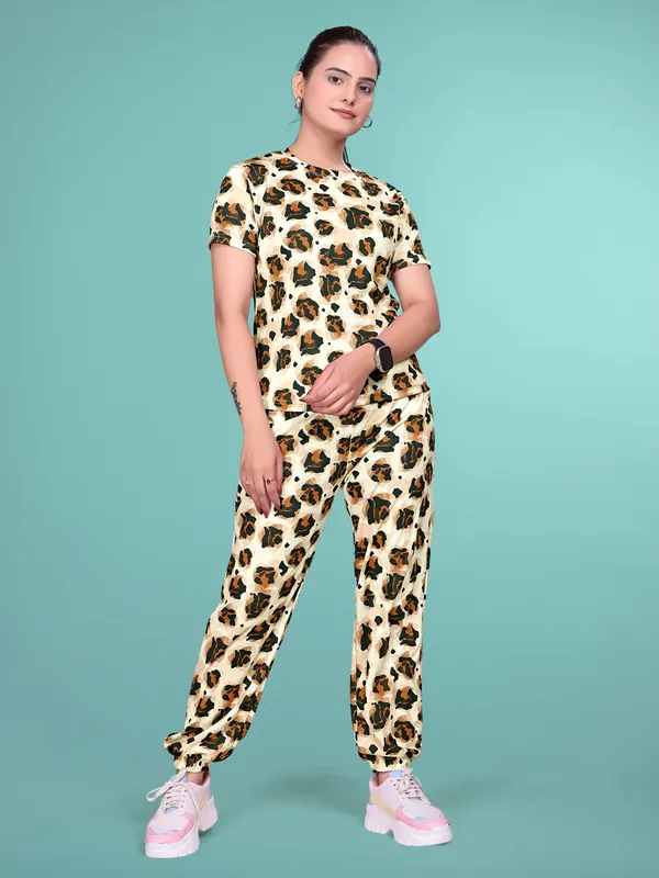 Brown_Printed_Valentino_Elastane_NightSuit_Set_For_Women_|_Regular_Round_Neck_Short_Sleeve