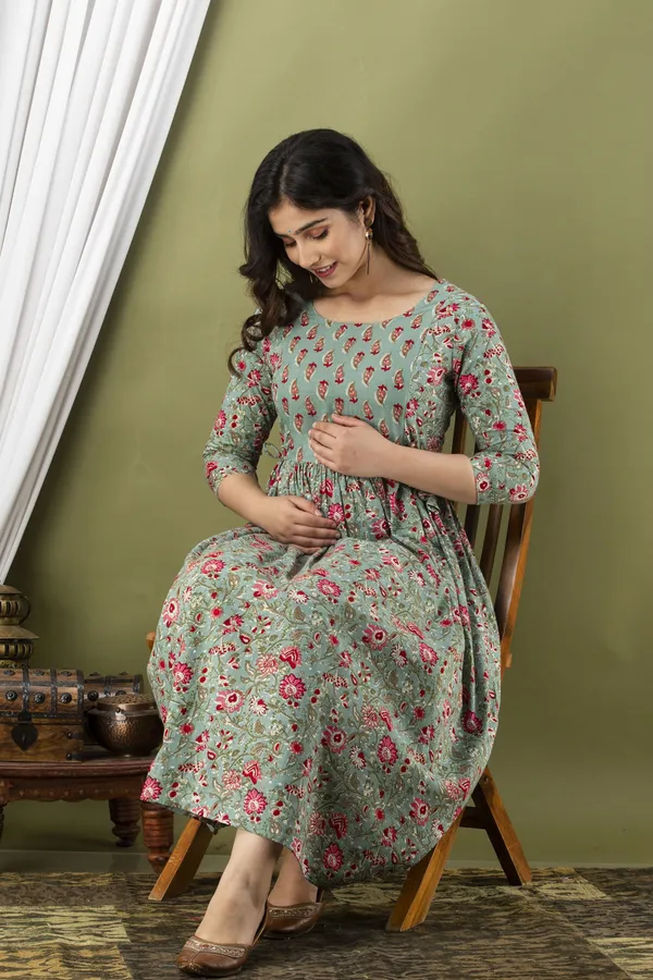 Beautiful_Maternity_Gown_For_Women