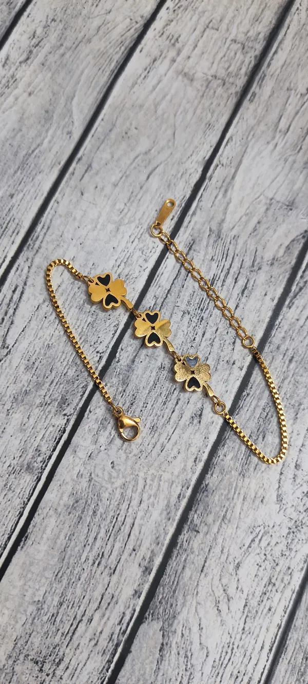 New_Stylish_Gold_Bracelet_with_Triple_Four-Leaf_Clover_Charms