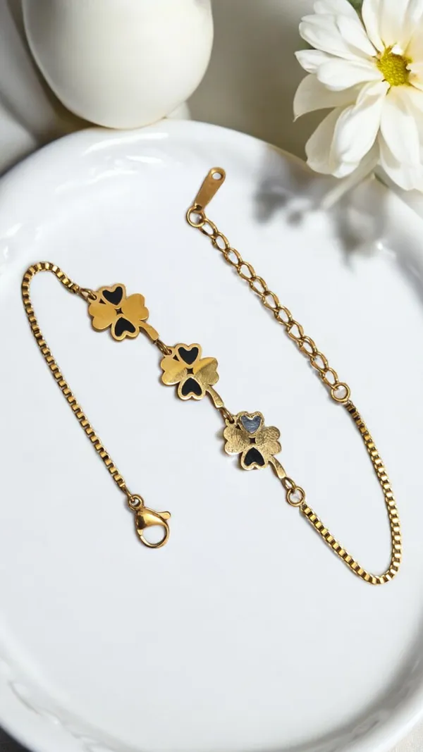 New_Stylish_Gold_Bracelet_with_Triple_Four-Leaf_Clover_Charms