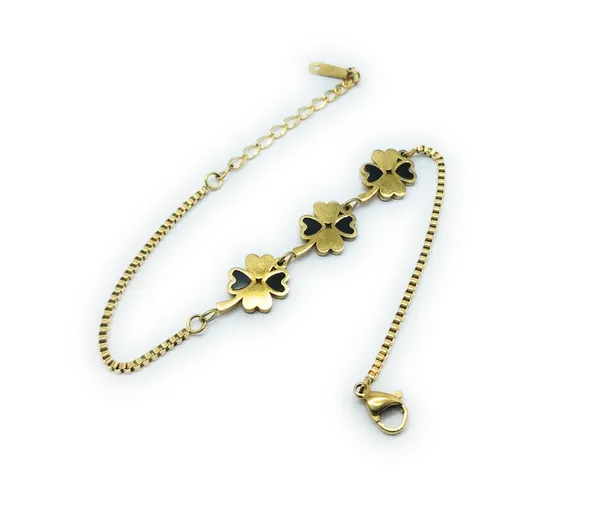 New_Stylish_Gold_Bracelet_with_Triple_Four-Leaf_Clover_Charms