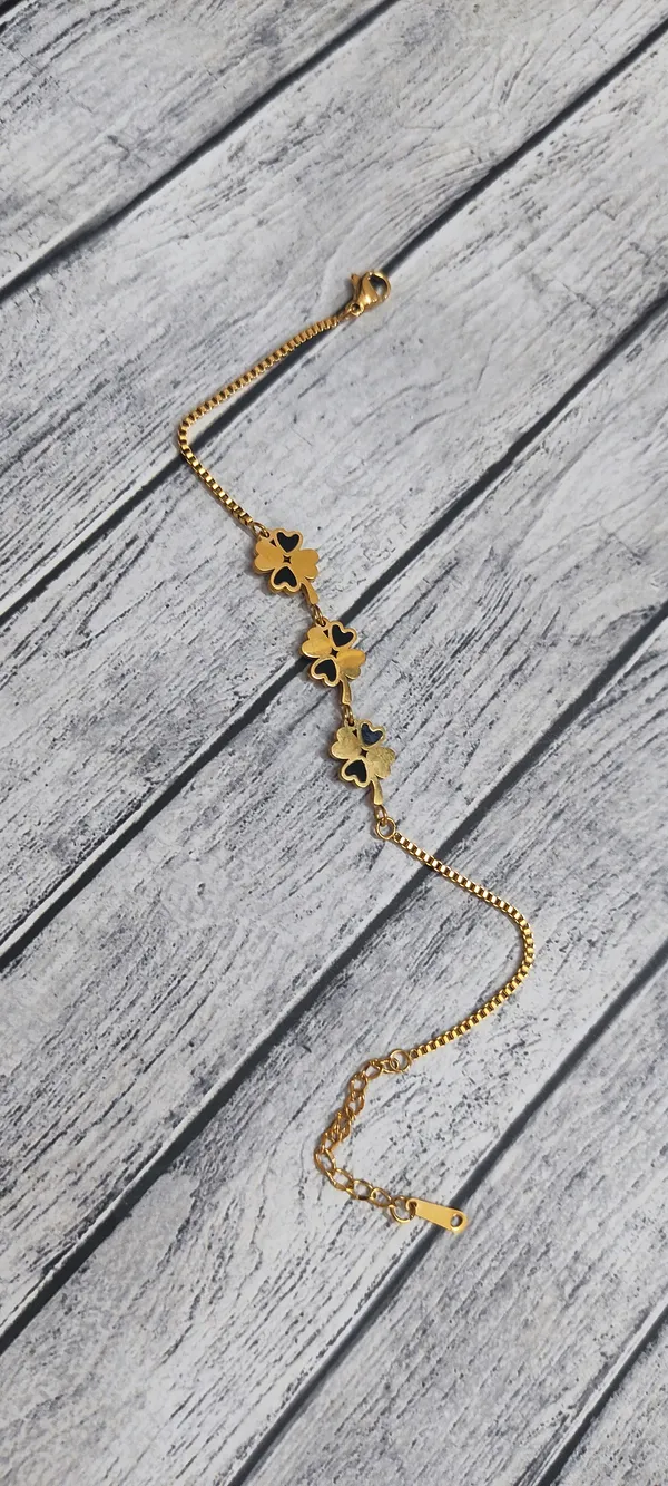 New_Stylish_Gold_Bracelet_with_Triple_Four-Leaf_Clover_Charms