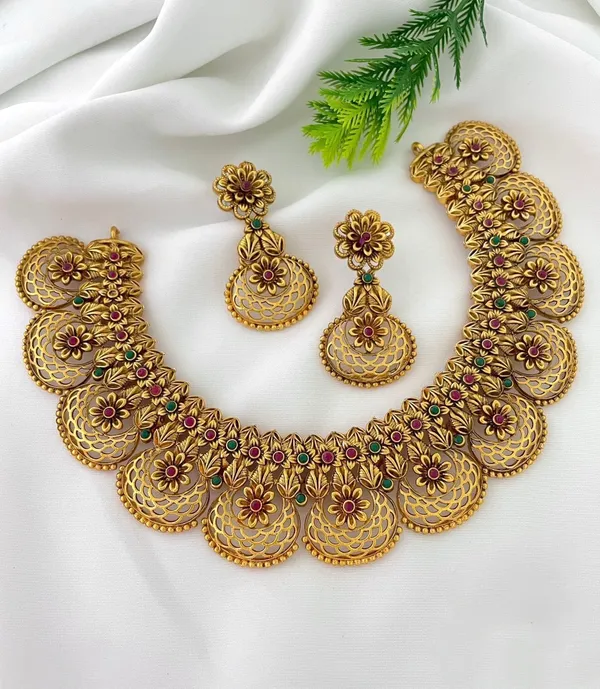 Antique_Gold_Necklace_Set_for_Women