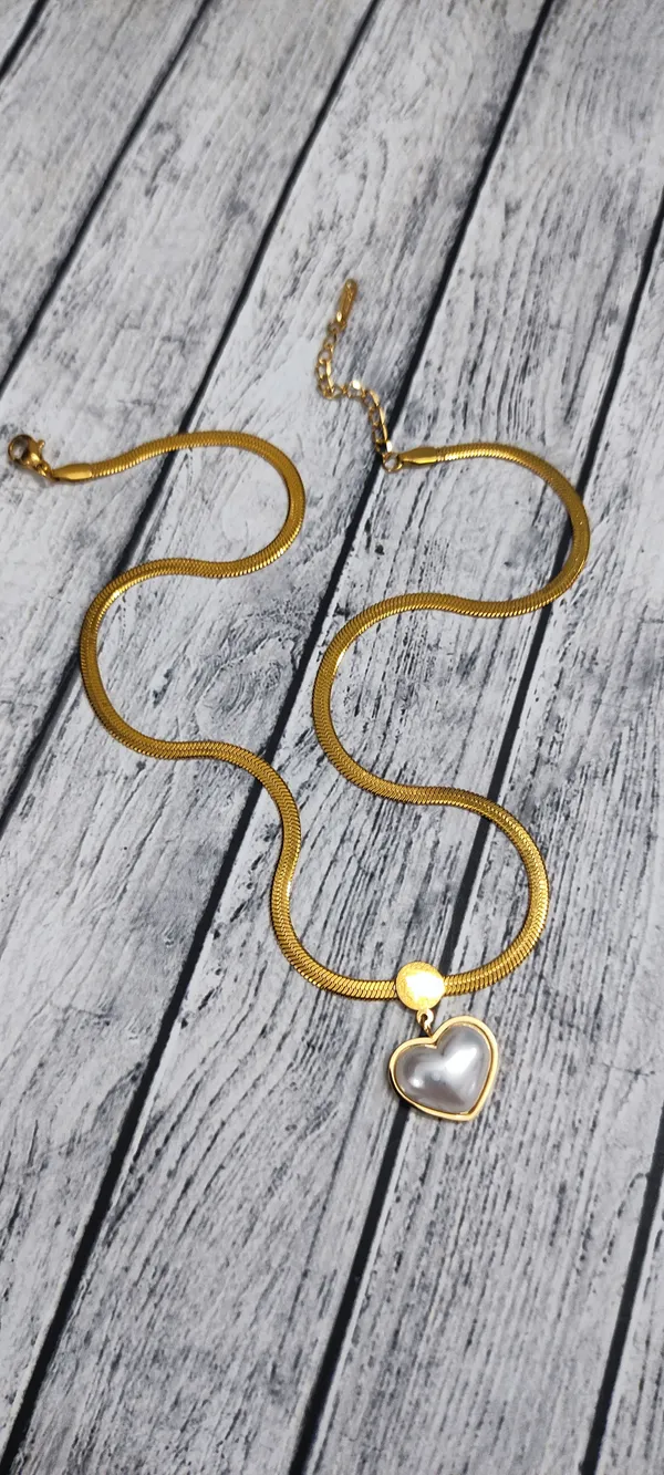 Elegant_Gold-Toned_Serpentine_Chain_Necklace_with_Heart_Pendant