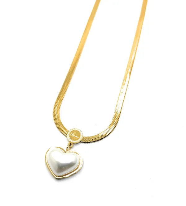 Elegant_Gold-Toned_Serpentine_Chain_Necklace_with_Heart_Pendant