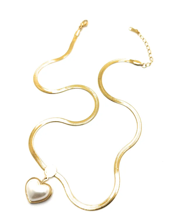 Elegant_Gold-Toned_Serpentine_Chain_Necklace_with_Heart_Pendant