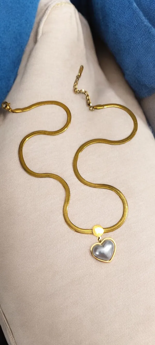 Elegant_Gold-Toned_Serpentine_Chain_Necklace_with_Heart_Pendant