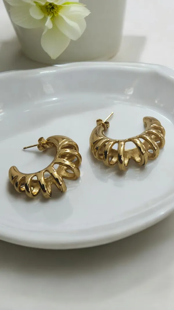 Bold_Gold-Tone_Ribbed_Hoop_Earrings