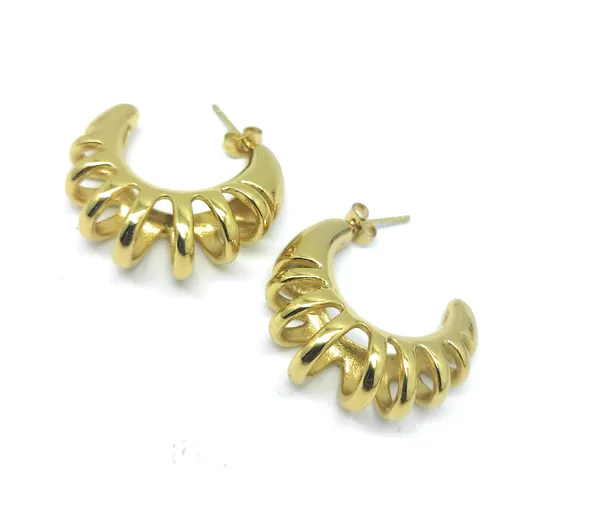 Bold_Gold-Tone_Ribbed_Hoop_Earrings