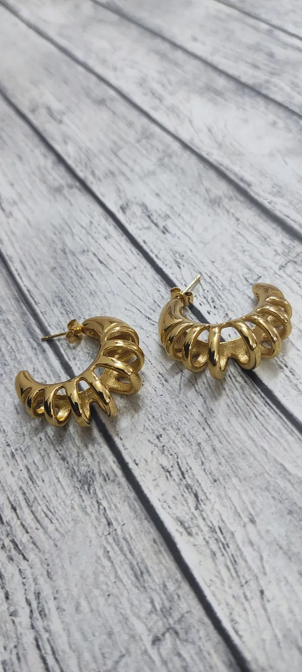 Bold_Gold-Tone_Ribbed_Hoop_Earrings