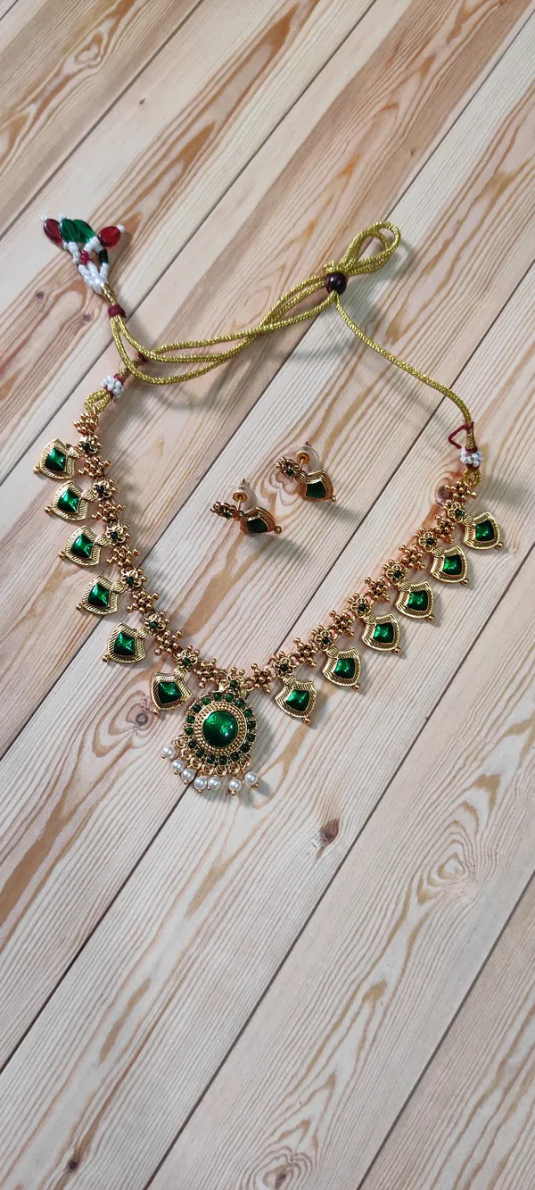 Fashions_Traditional_Gold_and_Green_Choker_Necklace_with_Earrings_(Green)