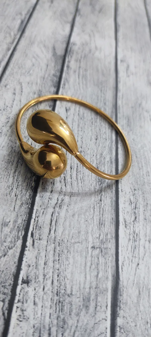 Polished_Gold_Toned_Knot_Cuff_Bracelet