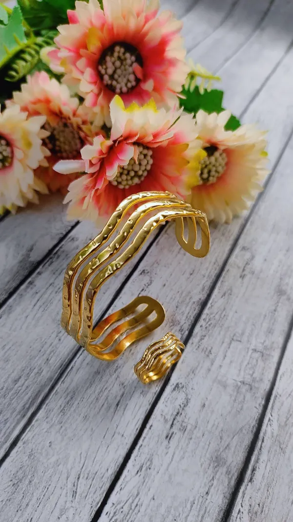 Gold_Ripple_Design_Cuff_and_Ring_Set