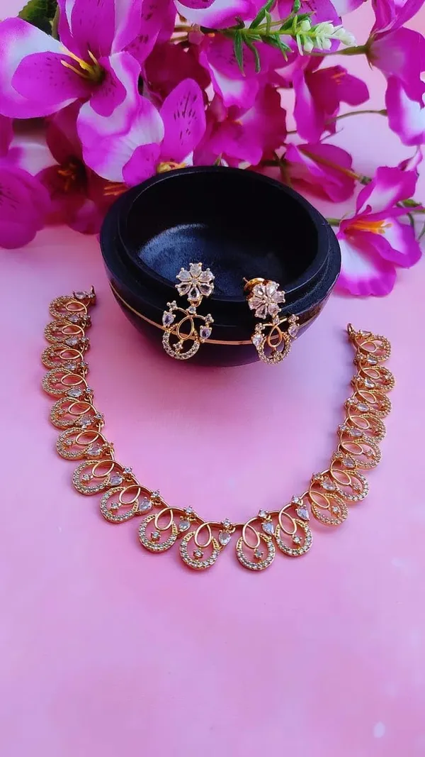White_Stone_Flower_Necklace_For_Women