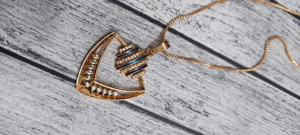 Blue_Triangle_and_Gold_Chain