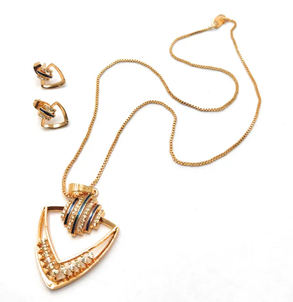 Blue_Triangle_and_Gold_Chain