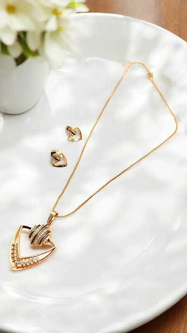 Blue_Triangle_and_Gold_Chain