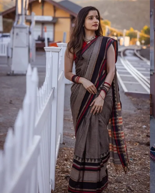 Charcol_Cotton_Saree_With_Unstiched_Blouse__For_Women