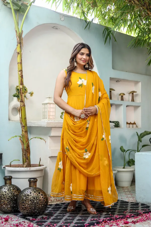 Yellow_Georgette_Regular_Fit_Solid_Anarkali_Set_For_Women