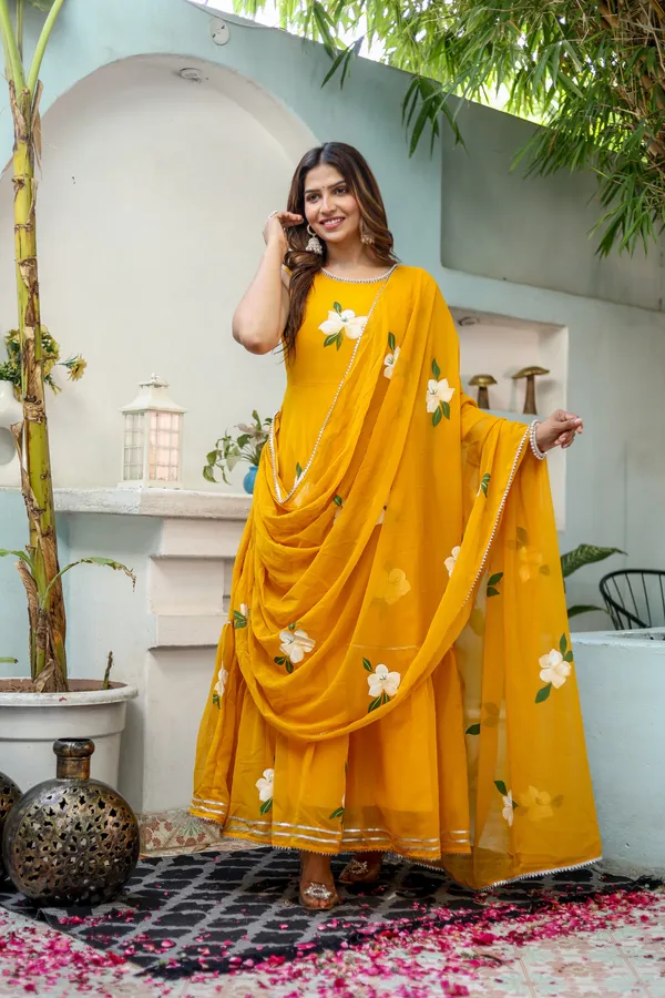 Yellow_Georgette_Regular_Fit_Solid_Anarkali_Set_For_Women