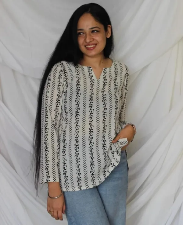 Off_White_Cotton_Regular_Fit_Solid_Short_Kurti_For_Women