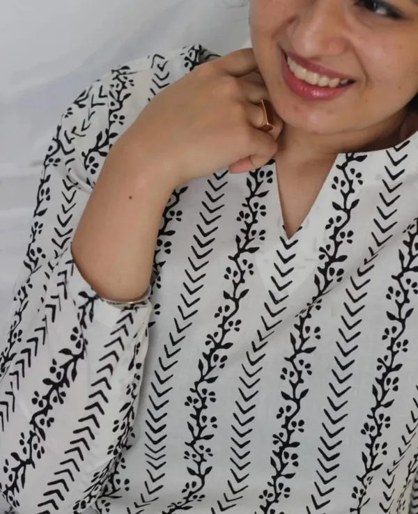 Off_White_Cotton_Regular_Fit_Solid_Short_Kurti_For_Women