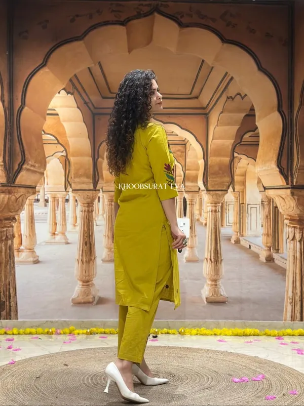 chic_Embroidered_Cotton_Kurta_and_Pant_Set_—_Two-Piece_Aari_Work_Ensemble_for_Effortless_Everyday_Style