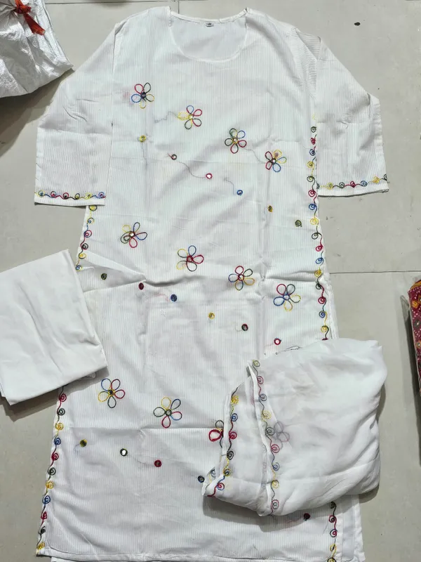 Chic_White_Cotton_Dobhi_Aari_Embroidered_Kurta_Pant_Dupatta_Suit_Set