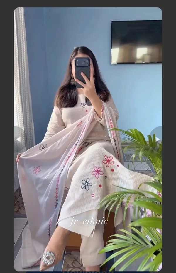 Chic_White_Cotton_Dobhi_Aari_Embroidered_Kurta_Pant_Dupatta_Suit_Set
