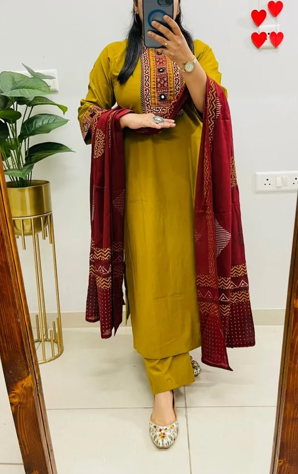 Women_Printed_Cotton_Kurta_Pant_Dupatta_Set