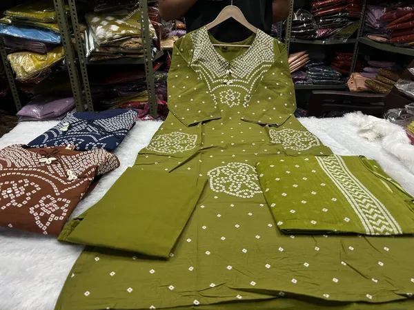 Women_Stylish_Cotton_Bandhani_Print_Kurta_Pant_Dupatta_Set_with_Mirror_and_Kodi_Work