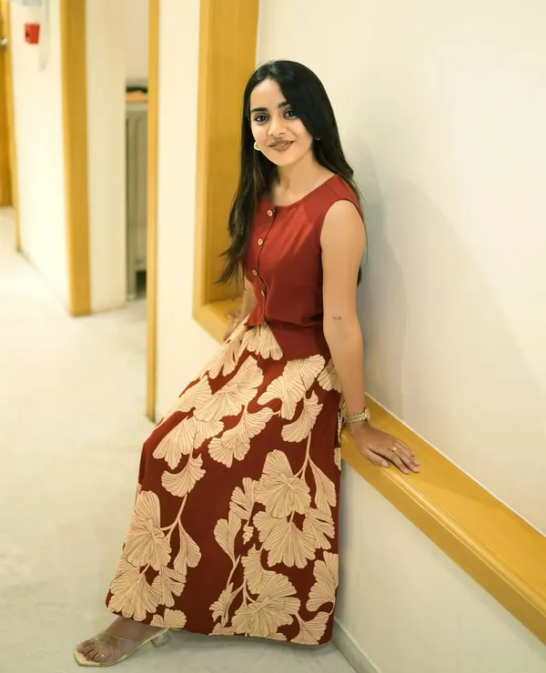 Women_Stylish_Cotton_Co-Ord_Set_Sleeveless_Button_Detail_Top_with_Printed_Flared_Skirt_chic_Ethnic_Fusion_Wear