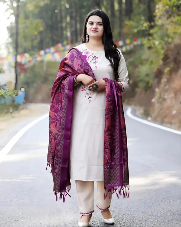 Beige_Cotton_Handloom_Kurta_Set_With_Embroidered_And_Art_Silk_Dupatta