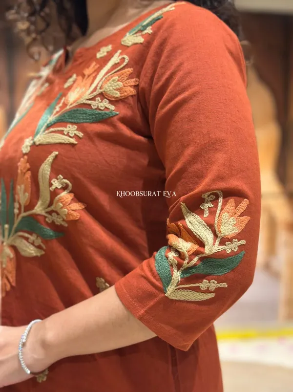 chic_Embroidered_Cotton_Kurta_and_Pant_Set_—_Two-Piece_Aari_Work_Ensemble_for_Effortless_Everyday_Style