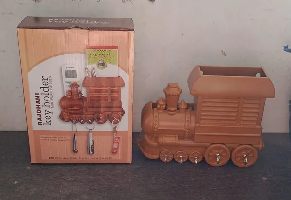 Multicolor_Plastic_Wall_Mount_Train_Shaped_Key_Holder_(1_Pc)