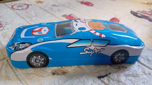 Multicolor_Car-Shaped_Metal_Compass_Box_For_Kids_(1_Pc)