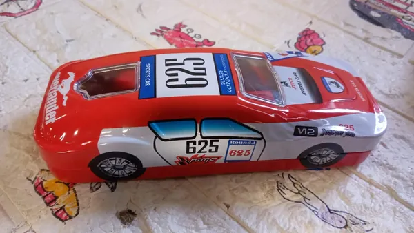 Multicolor_Car-Shaped_Metal_Compass_Box_For_Kids_(1_Pc)