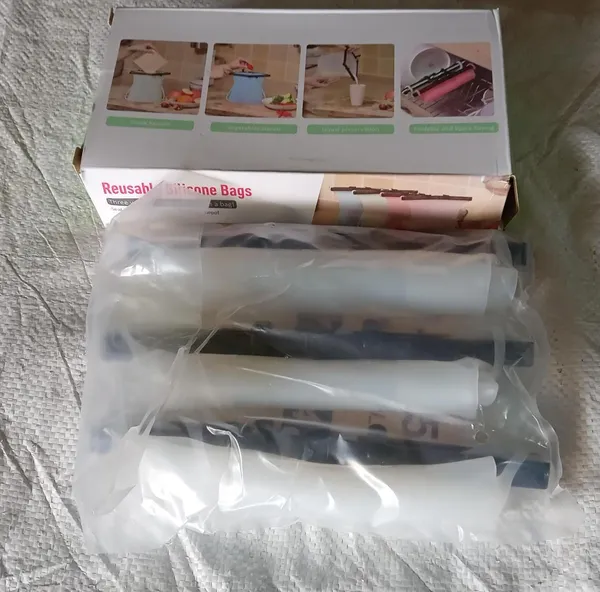 Multicolor_Eco-Friendly_Leakproof_Food_Storage_Reusable_Silicone_Bags_(3-Pack)