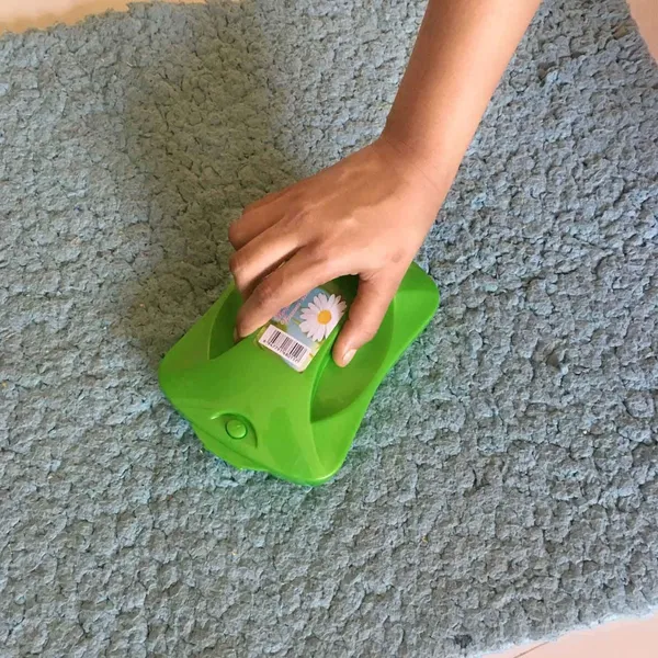 Multicolor_Plastic_Handheld_Carpet_Roller_Brush_Cleaning_With_Dust_Crumb_Collector