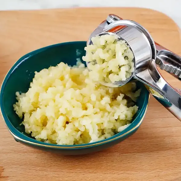 Multicolor_Lightweight_Aluminum_Garlic_Press_(1_Pc)
