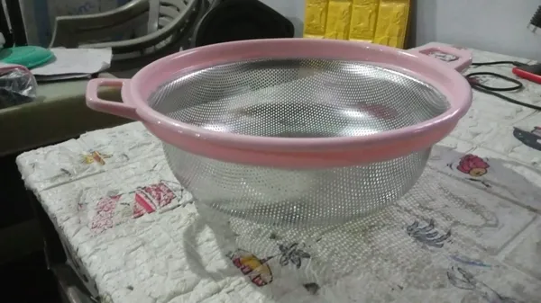 Multicolor_Stainless_Steel_Colander_With_Handle_-_Large_Metal_Mesh_Basket_Strainer_(1_Pc)