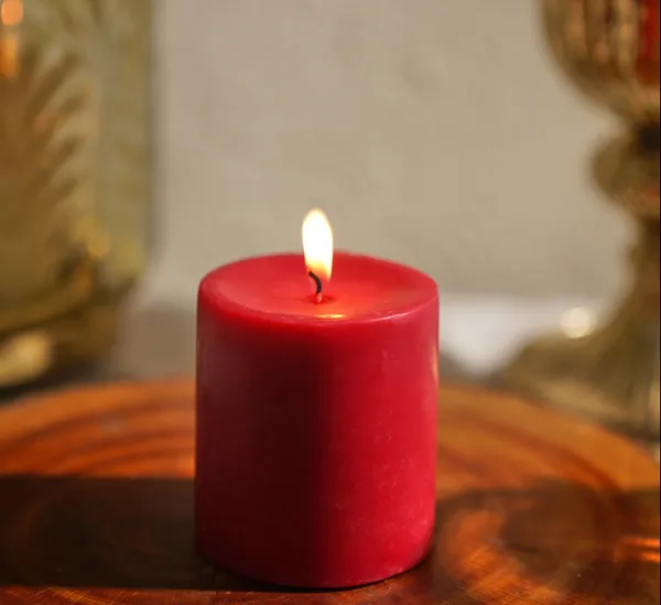 Red_Rose_Scented_Paraffin_Wax_Pillar_Candles_For_Meditation,_Spa