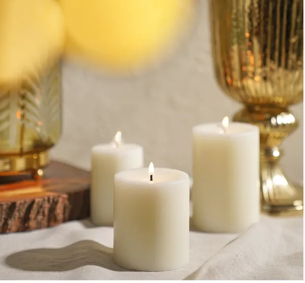 White_Lavender_Scented_Paraffin_Wax_Pillar_Candles_For_Meditation,_Spa