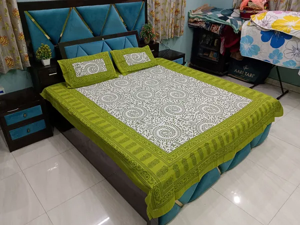 Green_Queen_Size_Tapestry_Printed_With_2_Pillow_Cases_With_Thread_Count_(180)