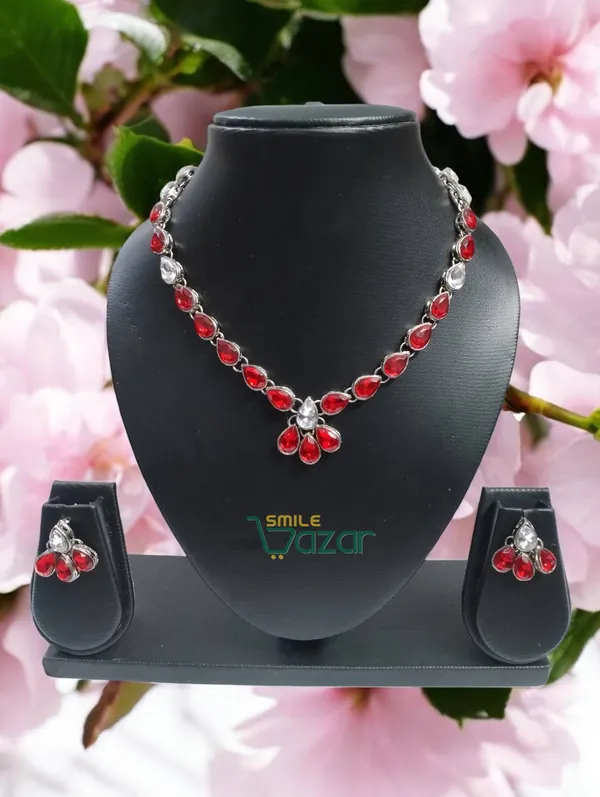 Elegant_Kundan_Necklace_Set_Adorned_With_Red_And_Clear_Kundan