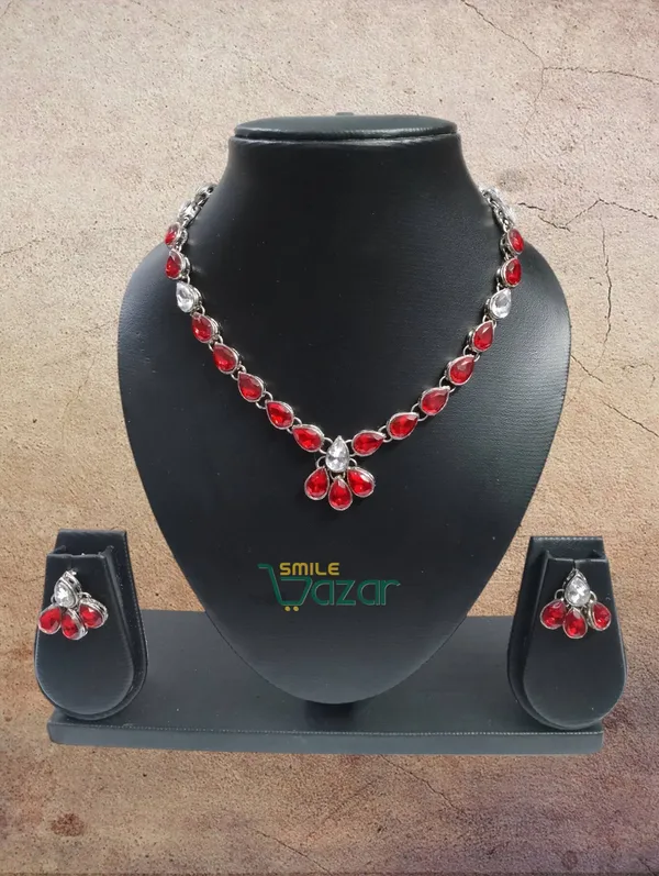 Elegant_Kundan_Necklace_Set_Adorned_With_Red_And_Clear_Kundan