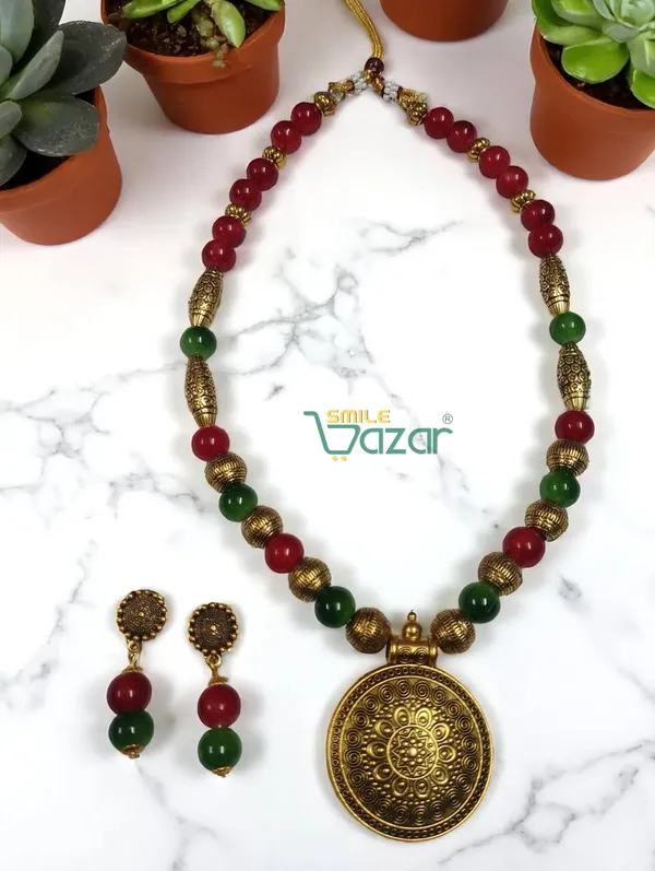RED_AND_GREEN_DAZZLING_AESTHETIC_GLASS_BEADS_NECKLACE_SET_FOR_ALL_OCCASION