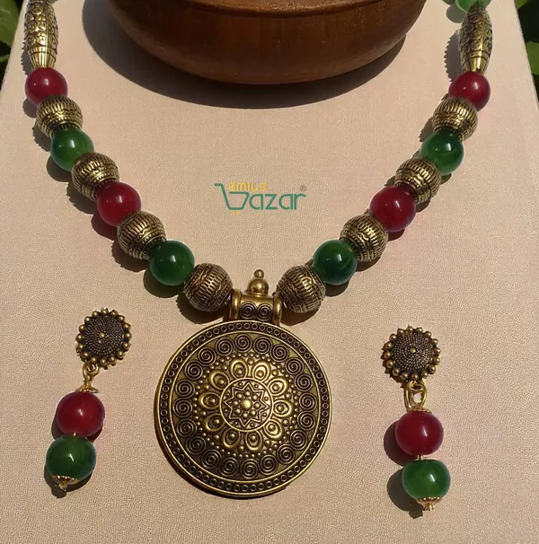 RED_AND_GREEN_DAZZLING_AESTHETIC_GLASS_BEADS_NECKLACE_SET_FOR_ALL_OCCASION