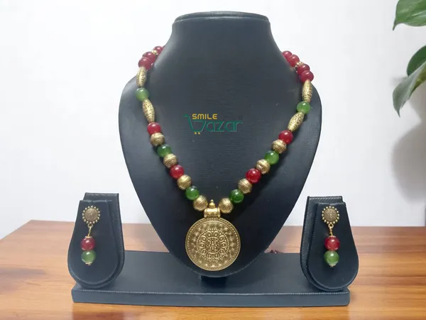 RED_AND_GREEN_DAZZLING_AESTHETIC_GLASS_BEADS_NECKLACE_SET_FOR_ALL_OCCASION