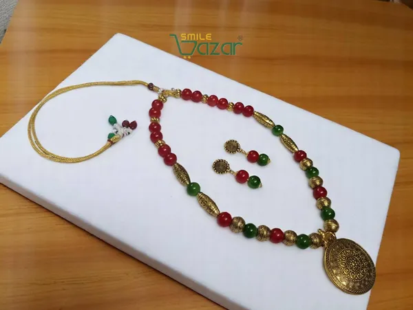 RED_AND_GREEN_DAZZLING_AESTHETIC_GLASS_BEADS_NECKLACE_SET_FOR_ALL_OCCASION